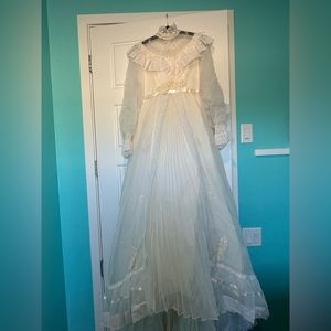 Stunning Vintage Wedding Gown!